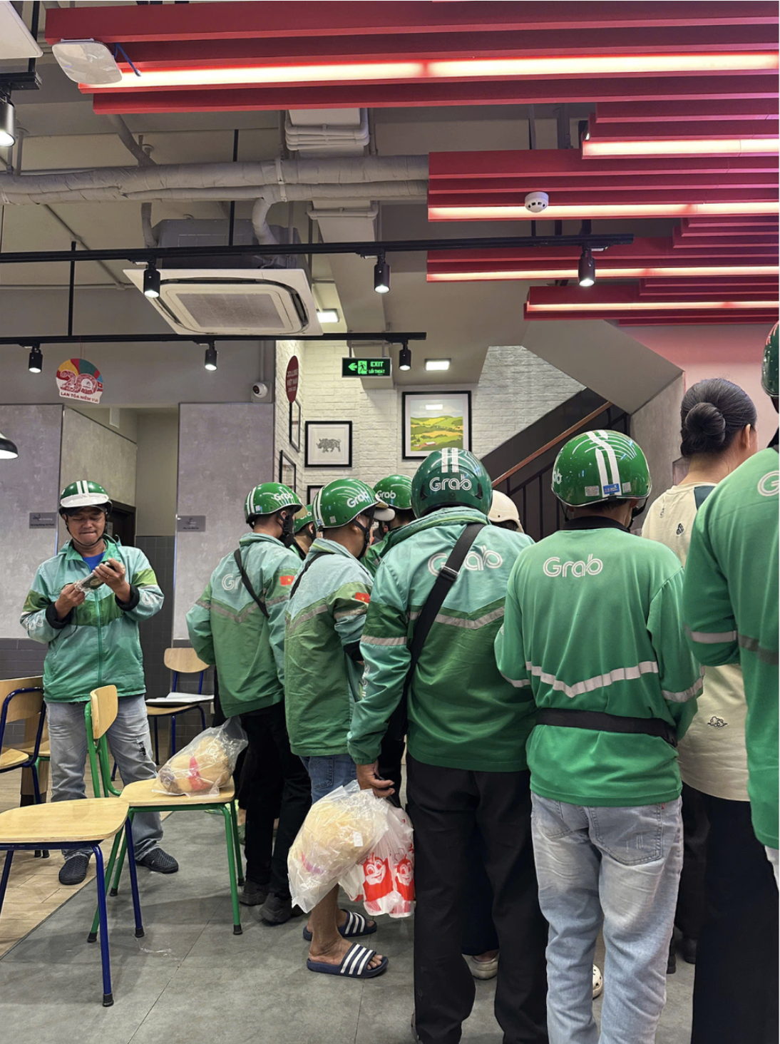 Đặt Jollibee săn tuần lộc Noel, khách bị chỉ trích vì khiến shipper phải chờ cả tiếng: Dân mạng tranh cãi dữ dội - Ảnh 1