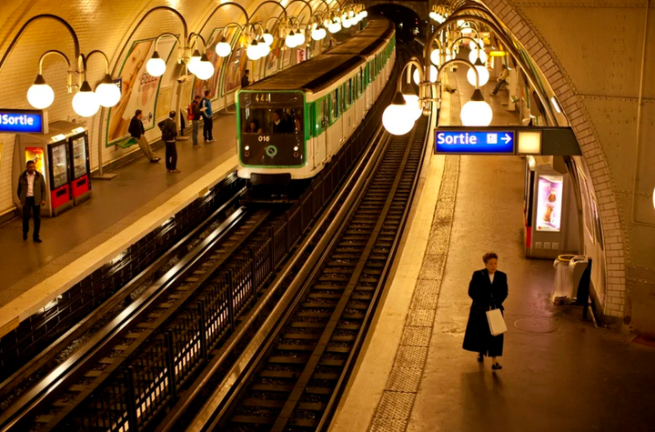 Bí ẩn về sự ra đời hệ thống tàu điện ngầm của Paris - Ảnh 1