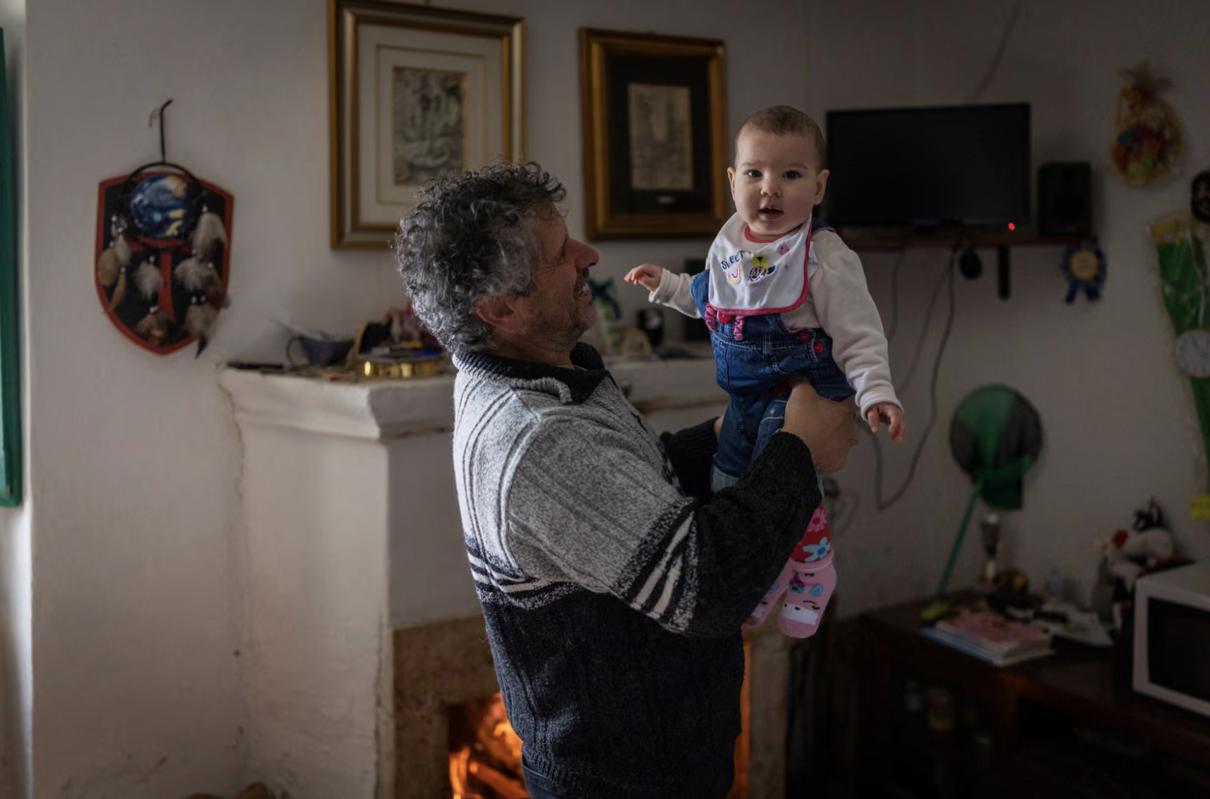 Ngôi làng ăn mừng sự ra đời của em bé đầu tiên sau 30 năm - Ảnh 2