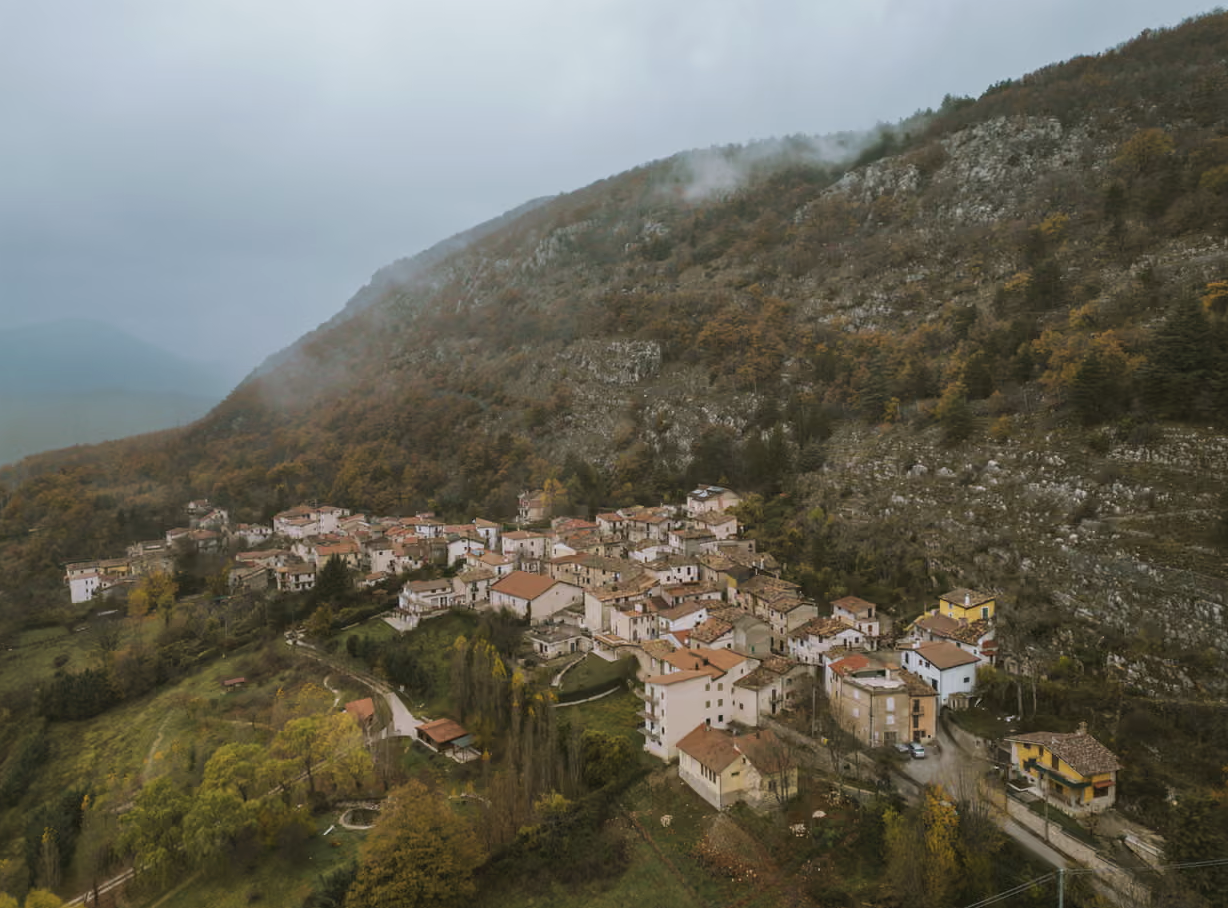 Ngôi làng ăn mừng sự ra đời của em bé đầu tiên sau 30 năm - Ảnh 3