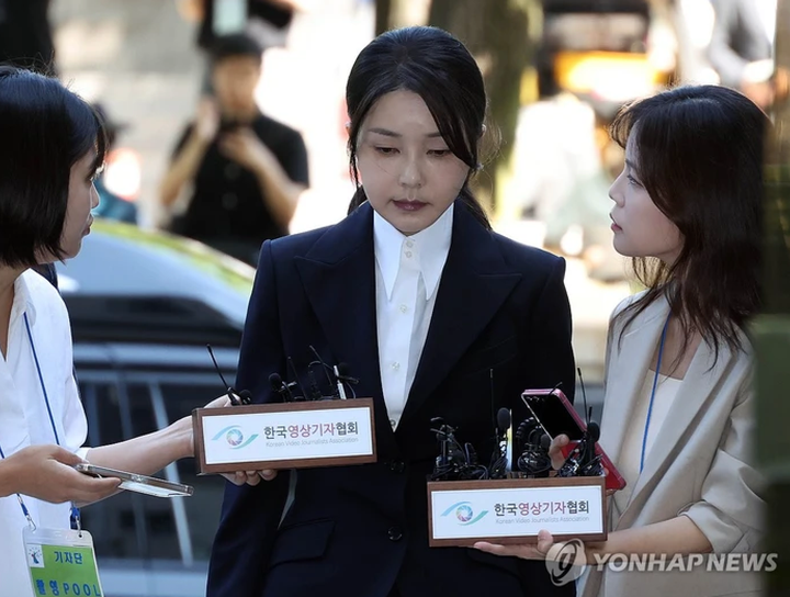 Cựu đệ nhất phu nhân Hàn Quốc bị cáo buộc nhận hối lộ túi Chanel, Dior sang chảnh - Ảnh 1