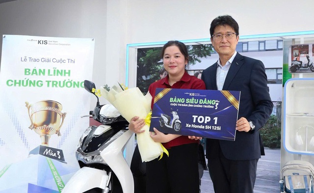 Chứng khoán KIS trao giải xe Honda SH cho nhà đầu tư - Ảnh 1