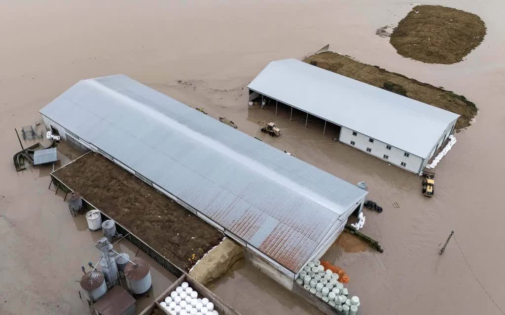 Trận lũ lịch sử cuốn trôi nhà cửa, cô lập hàng nghìn gia đình ở bang Washington - Ảnh 1