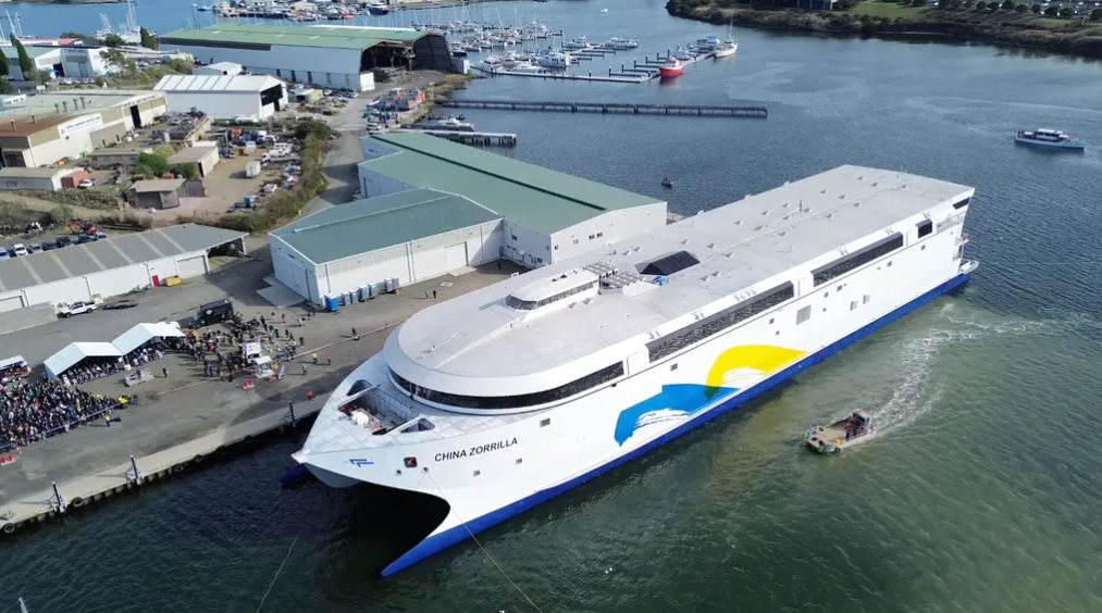 Không phải đến từ Mỹ hay Trung Quốc, tàu điện lớn nhất thế giới vượt thử nghiệm trên biển: Dài 130m, pin nặng 275 tấn, sạc pin chỉ mất 40 phút - Ảnh 1