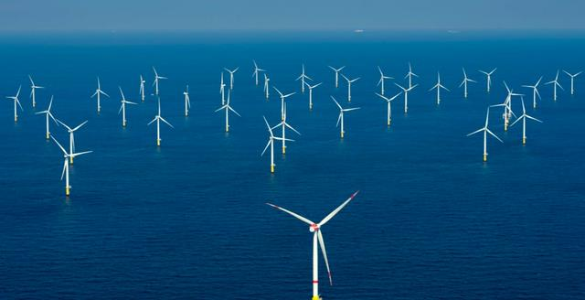 Gây choáng ngợp với những chong chóng khổng lồ giữa biển, ngành công nghiệp này vừa trở thành “nạn nhân” mới nhất của ông Trump - Ảnh 1