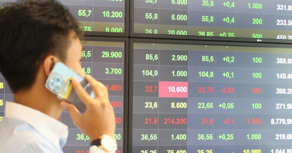 VN-Index vượt 1.700 điểm