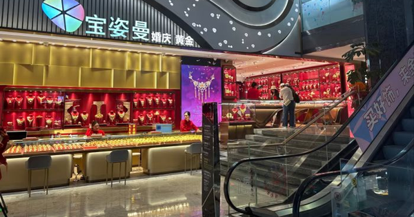 Trung Quốc áp quy định mới siết đầu cơ vàng, hãng bán lẻ trang sức lớn nhất nước phải đóng cửa hơn 1.000 chi nhánh