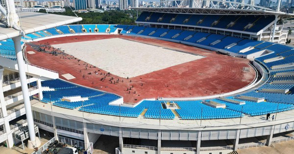 Cận cảnh sân Mỹ Đình sắp thay cỏ mới, hết cảnh 'đá bóng trên mặt ruộng'