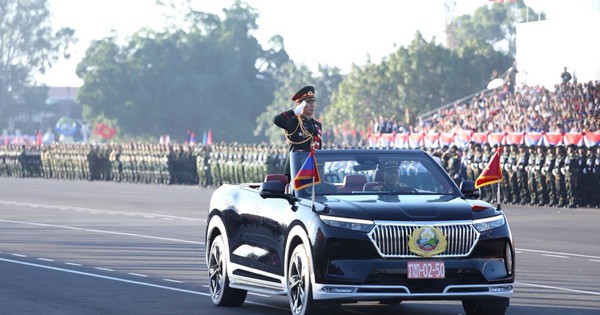 Xe điện Việt Nam nổi bật tại lễ diễu binh, diễu hành kỷ niệm Quốc khánh Lào