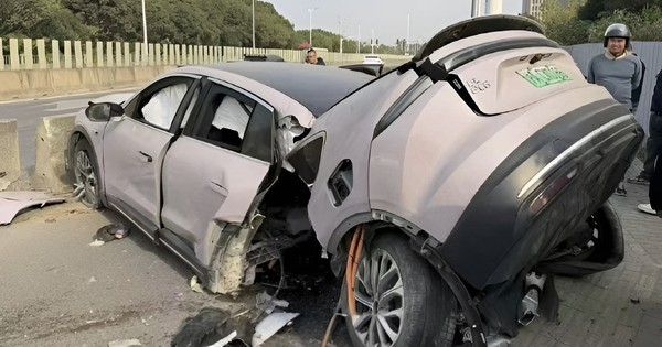 Gãy đôi sau khi tai nạn, mẫu xe điện Trung Quốc gây bất ngờ vì pin không phát nổ