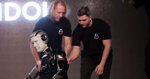 Robot hình người tích hợp AI đầu tiên của Nga ngã sấp mặt chỉ vài giây sau khi bắt đầu buổi thuyết trình chính thức