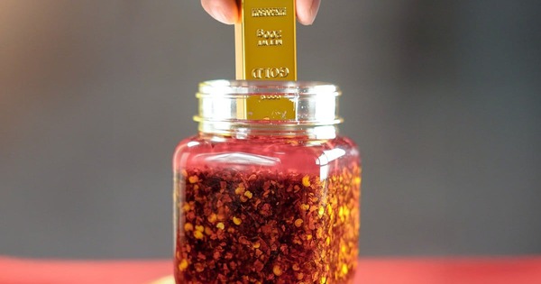 Phát hiện 2 thanh vàng ròng trị giá hơn 120 triệu đồng trong lọ sa tế, ngã ngửa khi sự thật sáng tỏ