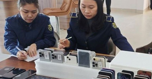 Tạm giữ hàng chục chiếc iPhone cũ nhập lậu