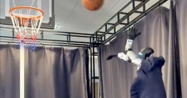 Giống người thật, biết chơi bóng rổ như vận động viên chuyên nghiệp - ngày robot của Trung Quốc thay thế người thật không còn xa