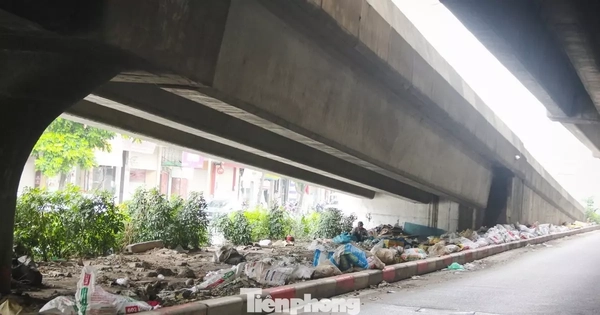 Chủ tịch Hà Nội chỉ đạo xử lý tình trạng rác dày đặc đường Vành đai 2, Vành đai 3