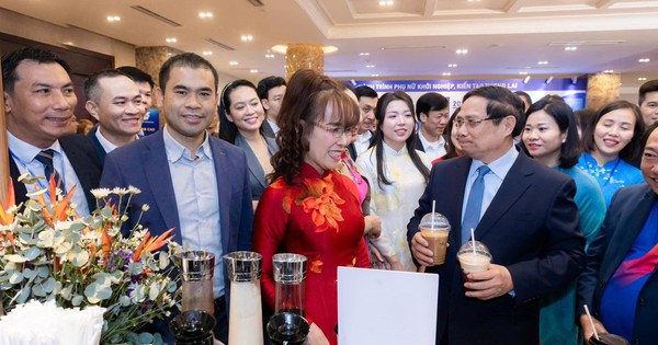 Ghé 'tiệm cà phê' của tỷ phú Nguyễn Thị Phương Thảo, Thủ tướng 'hai tay cầm hai cốc' mang về: Vứt đi thì lãng phí!