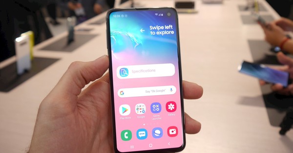 Khen thì lắm mà chê cũng nhiều, vậy tại sao ra cửa hàng "cứ 3 người lại có 1 người" mua điện thoại Samsung?