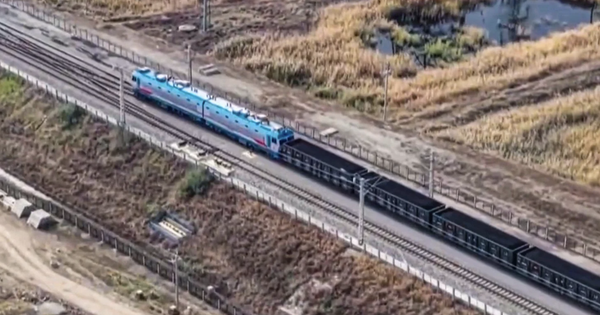 Phát hiện 7 đoàn tàu Trung Quốc chở 35 nghìn tấn hàng, di chuyển sát nhau, kết nối bằng tín hiệu không dây