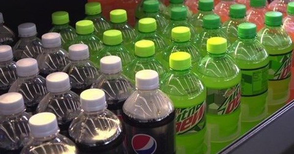 Đột kích 3 cơ sở, công an Ấn Độ triệt phá đường dây buôn bán nước ngọt giả quy mô lớn, hơn 175 thùng sản phẩm nhái bị tịch thu