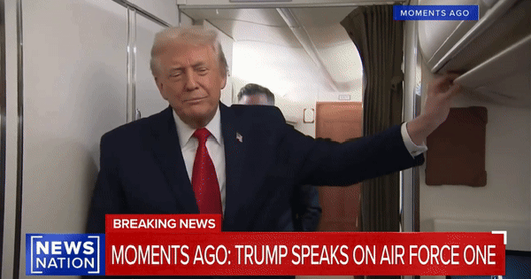Ông Trump bị cửa nhà vệ sinh va vào người trên chuyên cơ Air Force One