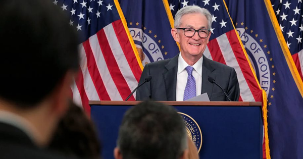 Fed phát tín hiệu hãm phanh cắt giảm lãi suất, vì sao thị trường chứng khoán vẫn tăng điểm?