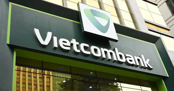 Khách hàng Vietcombank rút tiền, chuyển tiền, nộp tiền tại cửa hàng FPT chú ý biểu phí mới