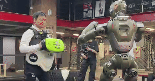 CEO công ty Trung Quốc để robot chiến đấu T800 đạp văng xuống đất, quyết dập tắt nghi ngờ CGI