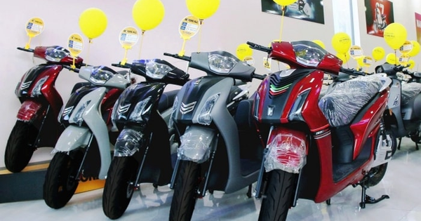 "SH điện" giá rẻ vừa về Việt Nam; Yamaha tung xe tay ga hybrid mới