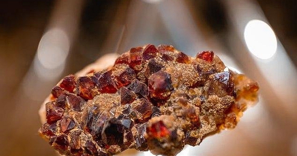 Khoan 106 lỗ xuống sa mạc, một quốc gia tìm thấy thứ quan trọng "tương đương với các mỏ ở Trung Quốc"