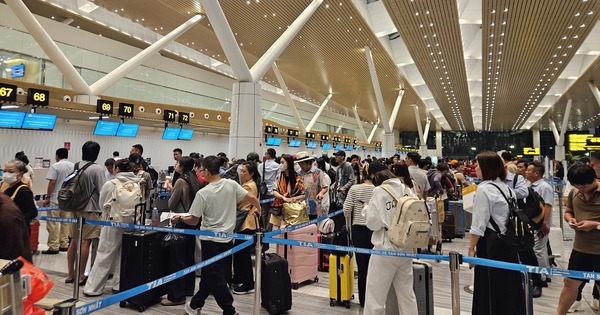 Vé máy bay Tết cạn nhanh, nhiều người chấp nhận bay đêm dù giá cao chót vót