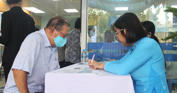 Người dân bị thu phí khi mua BHYT, BHXH TPHCM nói gì?