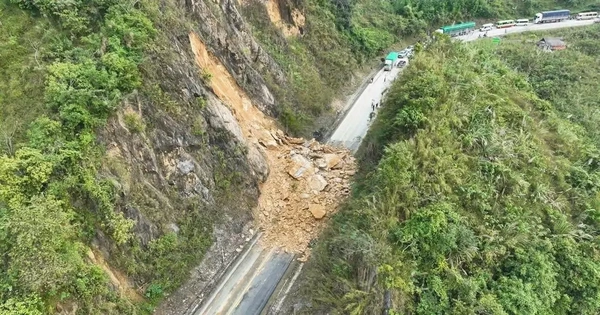 Sạt lở nghiêm trọng trên Quốc lộ 6 vùi lấp 4 người, giao thông tê liệt