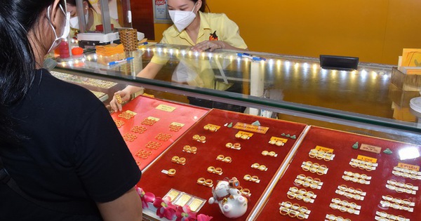 Giá vàng miếng, vàng nhẫn sáng 15/12