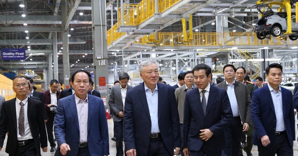 Thăm nhà máy VinFast, Phó Thủ tướng chỉ ra hướng đi đúng của Tập đoàn tỷ phú Phạm Nhật Vượng
