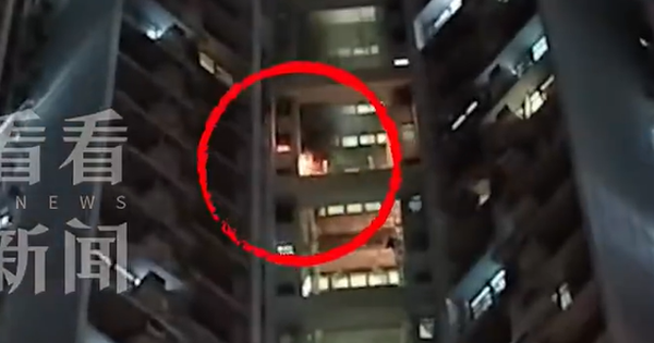 Hỏa hoạn tại một chung cư cao tầng Hong Kong (Trung Quốc), hơn 400 người mặc đồ ngủ hoảng loạn sơ tán lúc rạng sáng