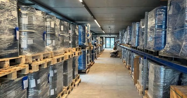 Phát hiện căn hầm chứa hàng trăm thùng phi lớn đựng hơn 300 tấn ‘kho báu’ cả thế giới thèm khát, tường dày cả gang, cửa nặng 4 tấn, camera an ninh hoạt động 24/7, nội bất xuất ngoại bất nhập