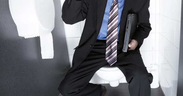 Đi vệ sinh 14 lần, có lần kéo dài 4 tiếng: Kỹ sư Trung Quốc bị sa thải, tòa tuyên “vượt xa nhu cầu thể chất”