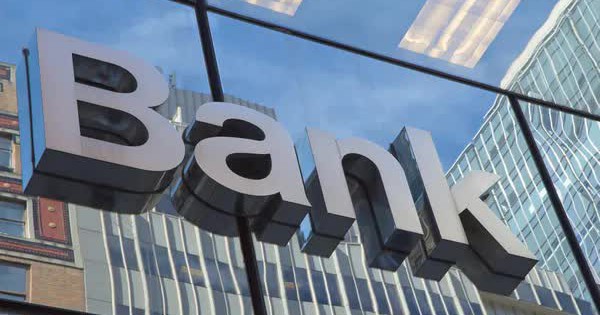 Ngày 16/12, loạt cổ phiếu ngân hàng tăng mạnh: Một mã tím trần trước thềm lăn chốt cổ tức, EIB và TCB gây chú ý