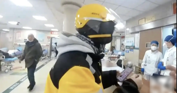 Đặt đồ ăn nhưng người giao hàng tới là cảnh sát, vị khách thót tim khi nghe sự thật về anh shipper