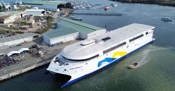 Không phải đến từ Mỹ hay Trung Quốc, tàu điện lớn nhất thế giới vượt thử nghiệm trên biển: Dài 130m, pin nặng 275 tấn, sạc pin chỉ mất 40 phút