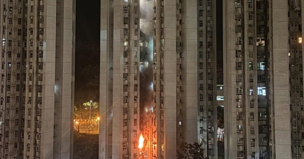 Cháy chung cư ở Hong Kong (Trung Quốc) giữa đêm, có người bị thương, hơn 100 người tháo chạy trong đêm
