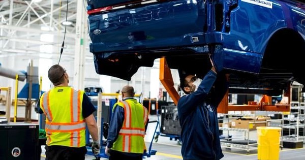 Thời hoàng kim của xe xăng quay trở lại: Loạt hãng lớn từ bỏ xe điện vì không thể bù lỗ, người dân thờ ơ với EV vì trợ cấp không còn