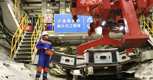 Chưa từng có: ‘Quái vật’ đào hầm nặng 4.000 tấn xuất hiện, khoan liên tục 10 km ở 89 mét dưới lòng sông, có thể khiến ngành xây dựng đường hầm cao tốc thay đổi mãi mãi