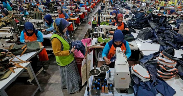 Khó cạnh tranh, doanh nghiệp từ bỏ sản xuất, nhập hàng Trung Quốc giá rẻ về bán vừa nhanh vừa tiện: 'Dấu hiệu đỏ' với nền kinh tế 270 triệu dân ở Đông Nam Á