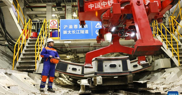 “Chuột sắt khổng lồ” Trung Quốc dài 148 mét, nặng 4.000 tấn, lập kỷ lục bấm nút là đào 10.000m không nghỉ