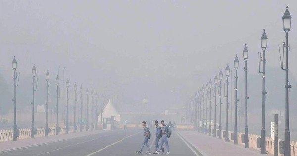 Ô nhiễm không khí nguy hại ở Ấn Độ: Học sinh chuyển sang học trực tuyến, 27 chuyến bay bị hủy, hơn 500 chuyến bị hoãn