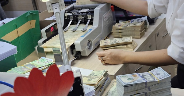 Chiều 19-12, giá USD tự do giảm nhanh, thủng mốc 27.000 đồng