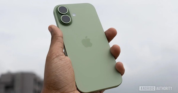 Dù là fan cứng Android, tôi phải "cay đắng" thừa nhận chiếc iPhone này mới đúng là điện thoại của năm 2025