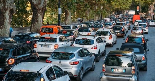 Thế giới chưa sẵn sàng chia tay xe xăng: Châu Âu chính thức lùi kế hoạch cấm 100% ô tô mới dùng động cơ đốt trong, loạt hãng lớn từ Porsche, Mercedes đến BMW thở phào