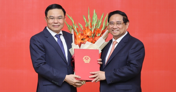 Thủ tướng trao Quyết định giao Quyền Bộ trưởng Bộ Công Thương